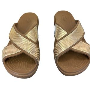 Crocs Women’s Brown Tan Gold Sloane Cross-Strap Slide Sandals‎ Sz 8